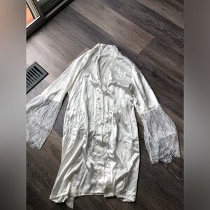 Elegant White Lace Trim Women’s Robe Size Large